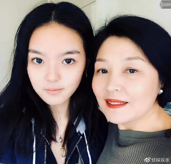 李詠21歲女兒曬近照,穿露腰裝秀馬甲線,自信明艷獲媽媽哈文稱讚