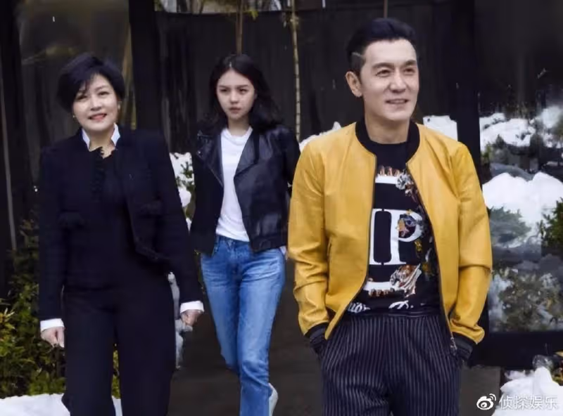 李詠21歲女兒曬近照,穿露腰裝秀馬甲線,自信明艷獲媽媽哈文稱讚