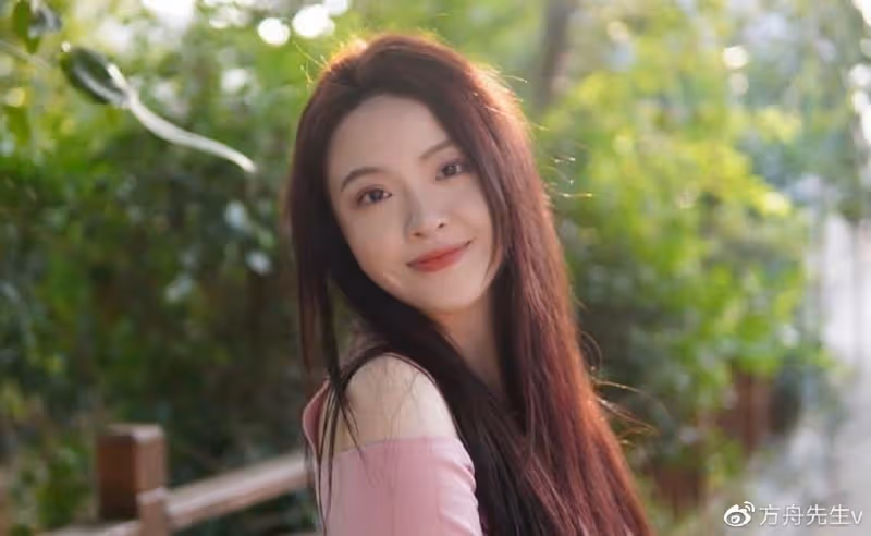 華誼千金曬度假美照,25歲王文也穿內衣秀事業線,身材豐滿超自信