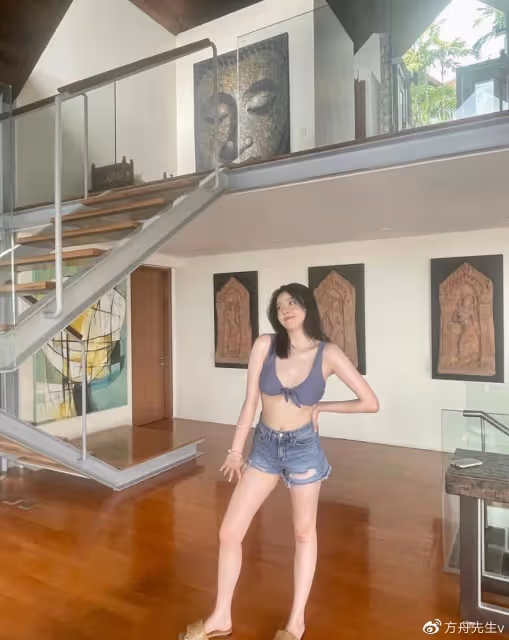 華誼千金曬度假美照,25歲王文也穿內衣秀事業線,身材豐滿超自信