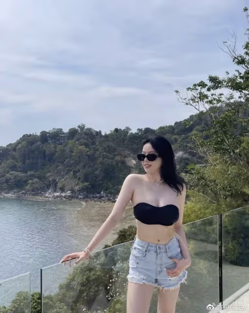 華誼千金曬度假美照,25歲王文也穿內衣秀事業線,身材豐滿超自信
