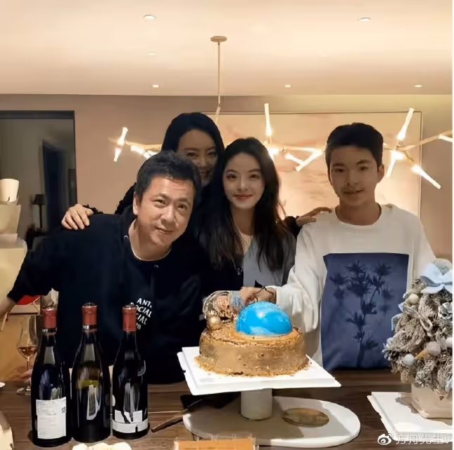 華誼千金曬度假美照,25歲王文也穿內衣秀事業線,身材豐滿超自信