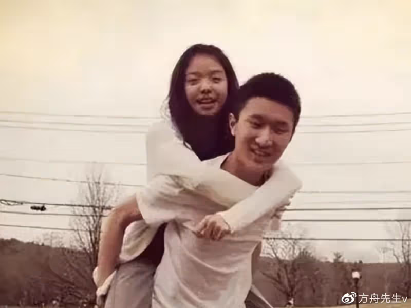 華誼千金曬度假美照,25歲王文也穿內衣秀事業線,身材豐滿超自信