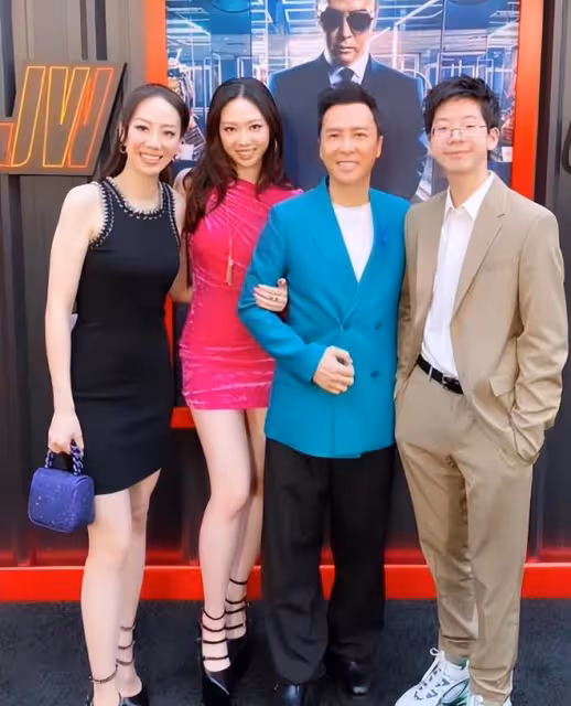 甄子丹全家出席電影發布會，兒女同台自信大方，汪詩詩打扮貴氣