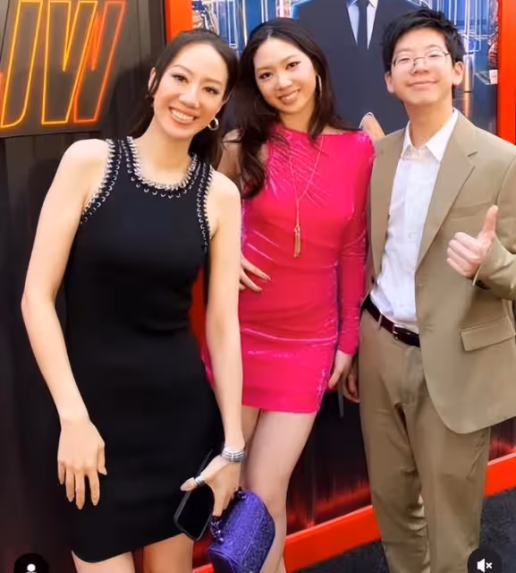 甄子丹全家出席電影發布會，兒女同台自信大方，汪詩詩打扮貴氣