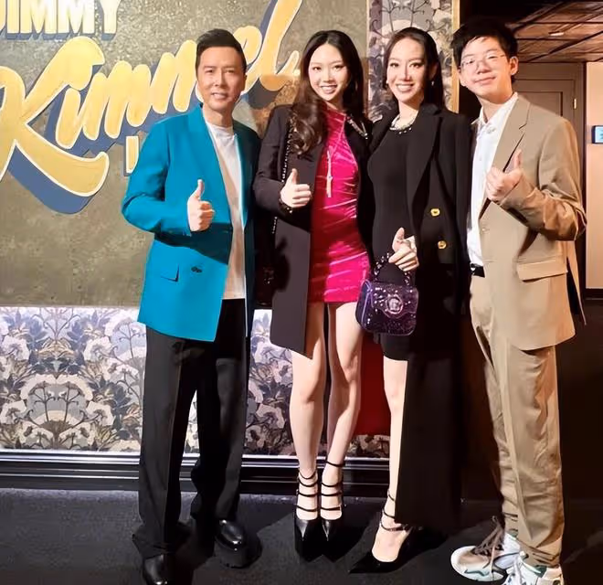 甄子丹全家出席電影發布會，兒女同台自信大方，汪詩詩打扮貴氣