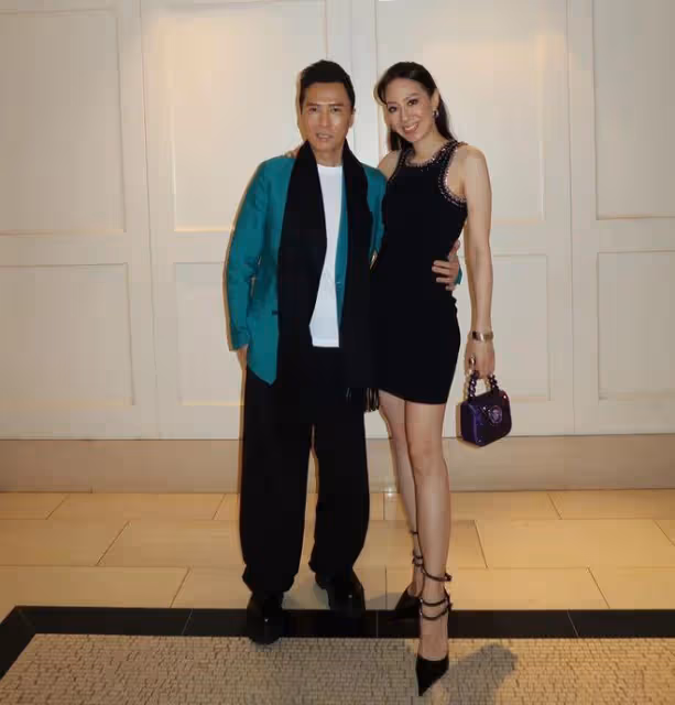 甄子丹全家出席電影發布會,兒女同台自信大方,汪詩詩打扮貴氣