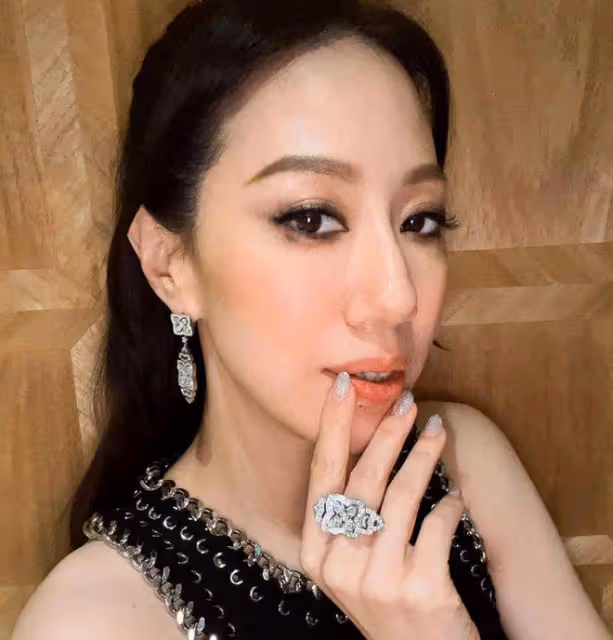 甄子丹全家出席電影發布會,兒女同台自信大方,汪詩詩打扮貴氣