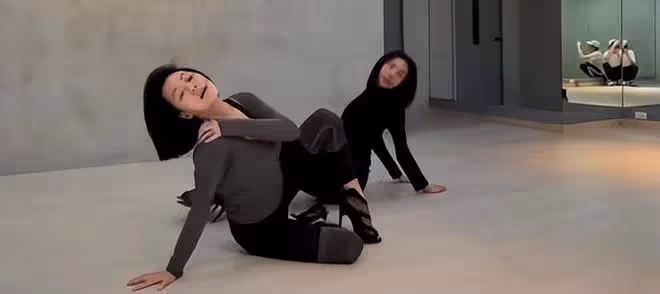 小S吐槽完許雅鈞是隱形爸爸,這邊就和舞蹈老師熱舞發泄情緒