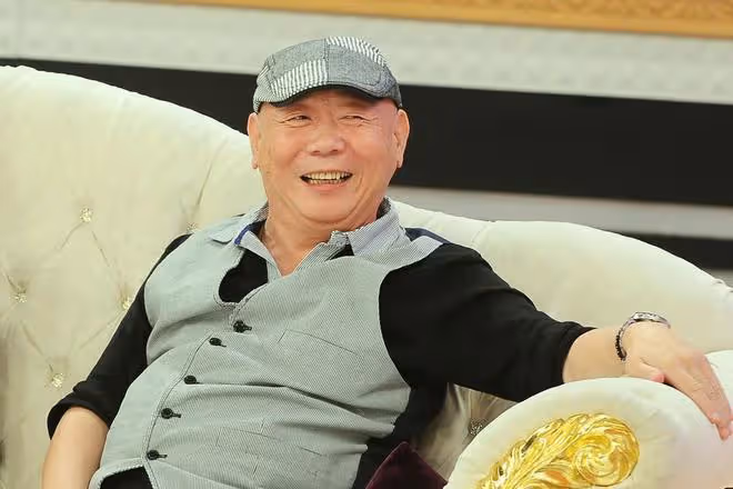 顧寶明千萬遺產爭奪戰打響,女兒捧父親遺照落淚聲討後媽