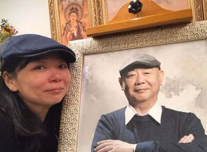 顧寶明千萬遺產爭奪戰打響,女兒捧父親遺照落淚聲討後媽