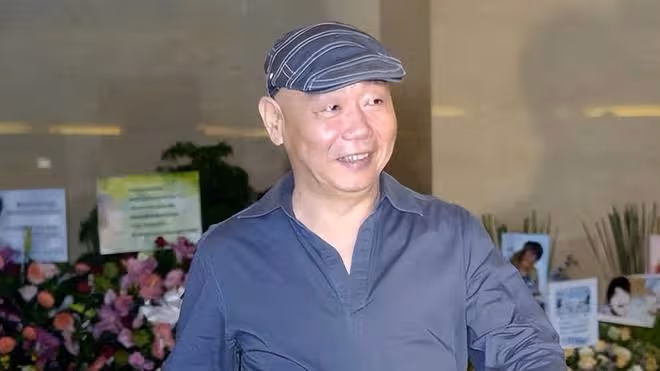 顧寶明千萬遺產爭奪戰打響,女兒捧父親遺照落淚聲討後媽