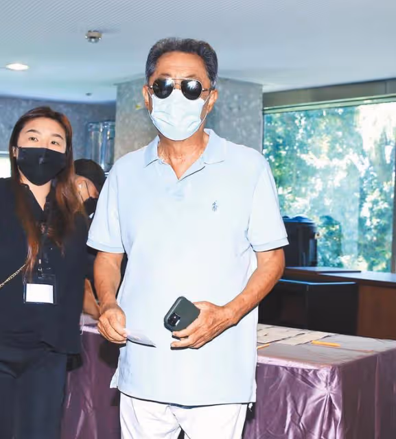 顧寶明千萬遺產爭奪戰打響,女兒捧父親遺照落淚聲討後媽
