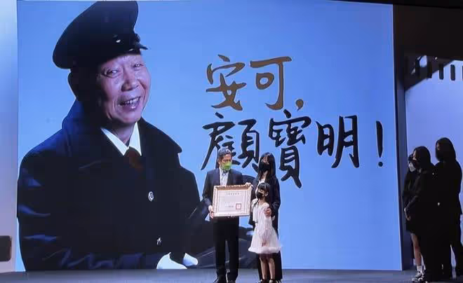 顧寶明千萬遺產爭奪戰打響,女兒捧父親遺照落淚聲討後媽