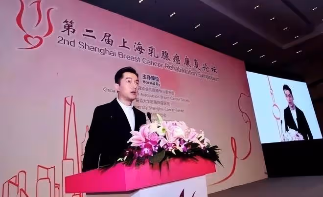 胡歌參加女性健康公益宣傳,當奶爸之後的他變得更加溫柔紳士