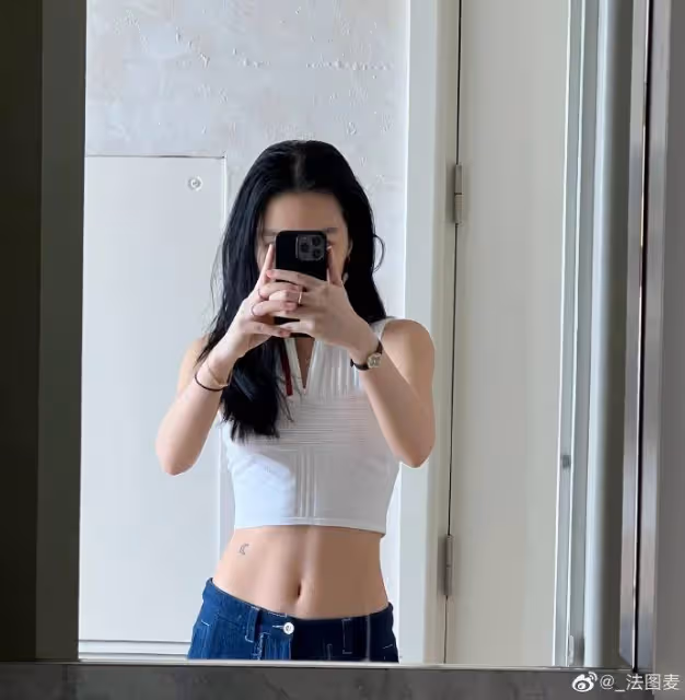 李詠20歲女兒曬自拍秀蠻腰,眉宇間太像爸爸,定居美國出道當演員
