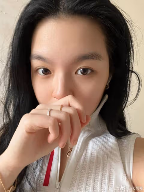 李詠20歲女兒曬自拍秀蠻腰,眉宇間太像爸爸,定居美國出道當演員