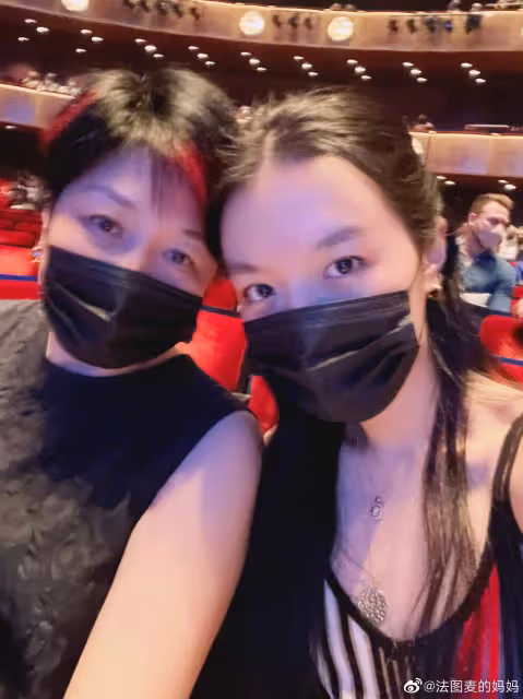 李詠20歲女兒曬自拍秀蠻腰,眉宇間太像爸爸,定居美國出道當演員