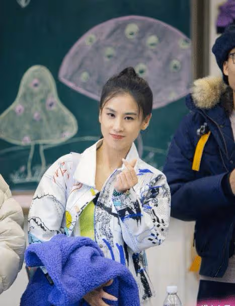黃聖依一家為小兒子慶生，安迪胖嘟嘟超萌，安麟霸氣背手氣場強