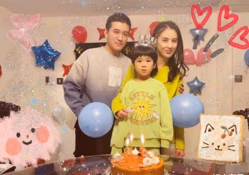 黃聖依一家為小兒子慶生，安迪胖嘟嘟超萌，安麟霸氣背手氣場強