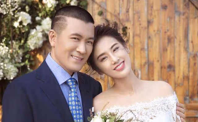 黃聖依一家為小兒子慶生，安迪胖嘟嘟超萌，安麟霸氣背手氣場強