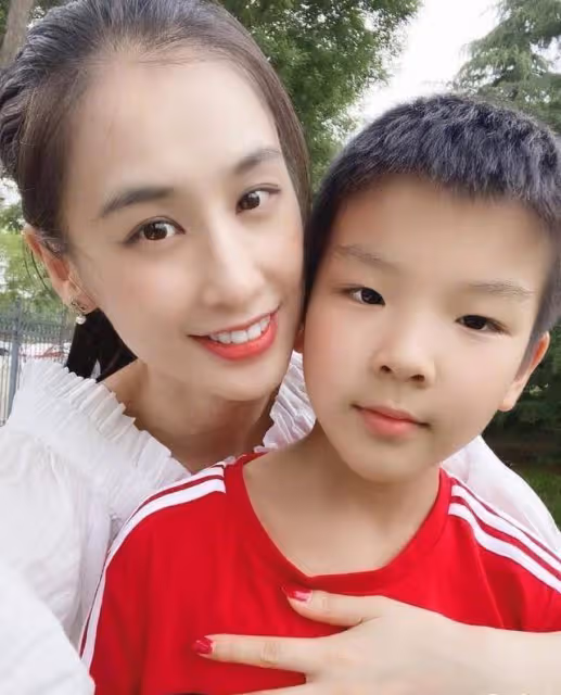 黃聖依一家為小兒子慶生，安迪胖嘟嘟超萌，安麟霸氣背手氣場強