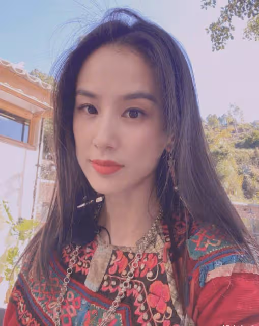 黃聖依一家為小兒子慶生，安迪胖嘟嘟超萌，安麟霸氣背手氣場強