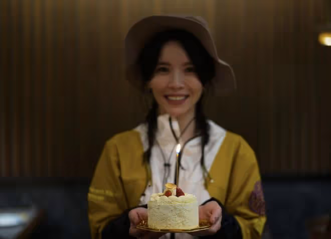 超女黃雅莉慶祝34歲生日，與老公打情罵俏，相愛18年仍未生兒育女