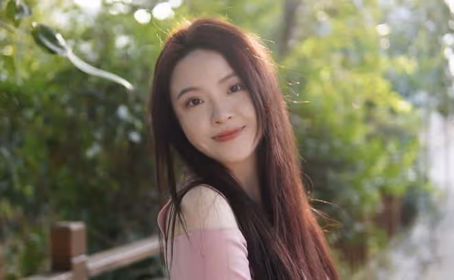 華誼千金王文也曬度假照，穿內衣秀事業線，曾嘲他人是農民惹爭議