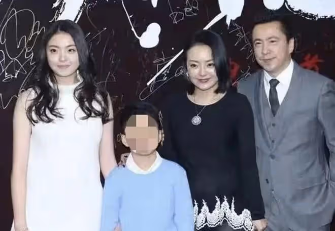 華誼千金王文也曬度假照，穿內衣秀事業線，曾嘲他人是農民惹爭議