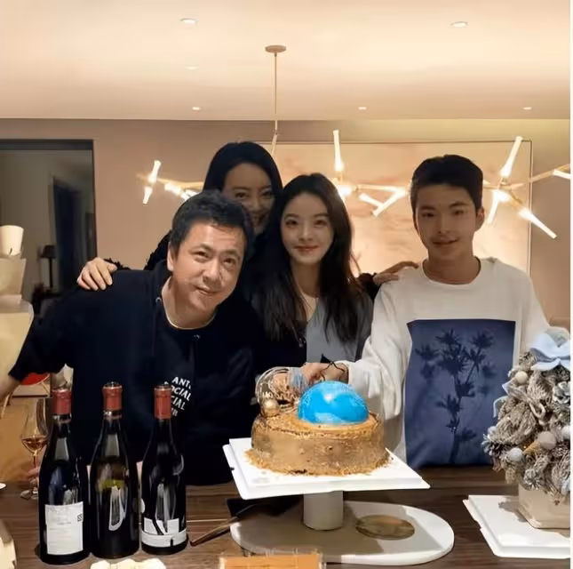 華誼千金王文也曬度假照,穿內衣秀事業線,曾嘲他人是農民惹爭議