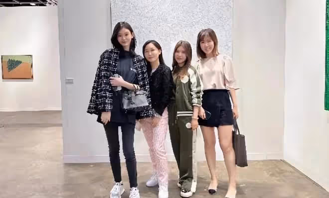 章澤天和梁安琪現身藝術展，霍震霆與鄭志剛等富豪一起現身
