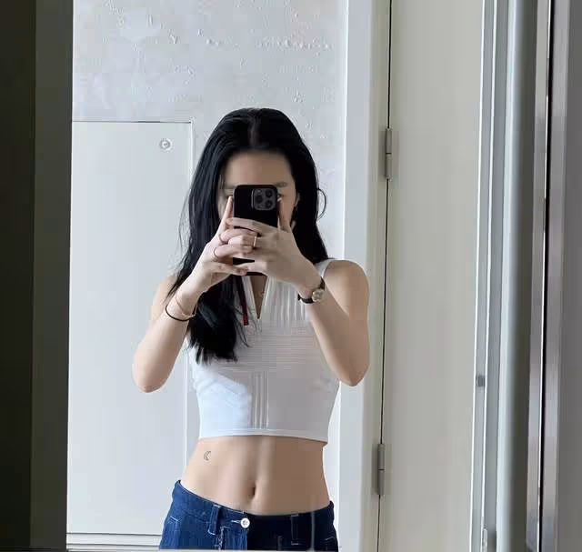 李詠20歲女兒法圖麥曬馬甲線,身材似超模,金首飾6萬名表顯貴氣