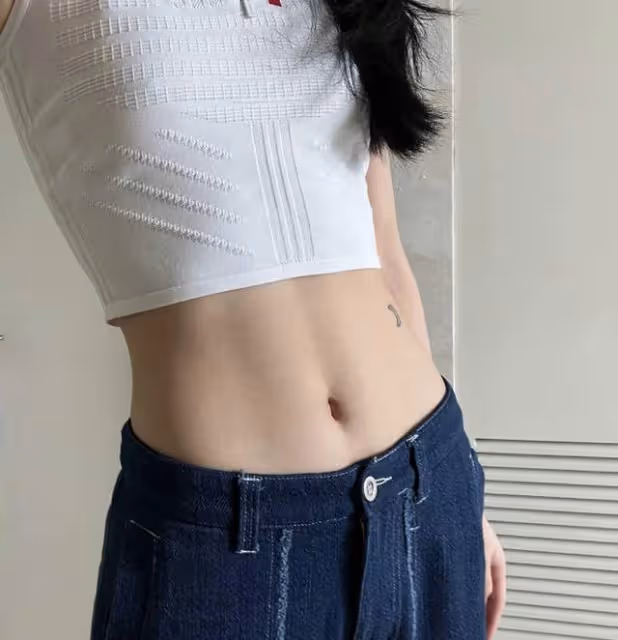 李詠20歲女兒法圖麥曬馬甲線,身材似超模,金首飾6萬名表顯貴氣