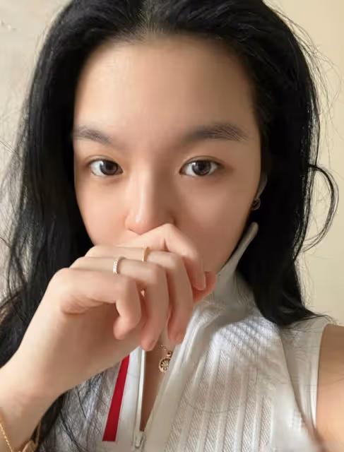 李詠20歲女兒法圖麥曬馬甲線,身材似超模,金首飾6萬名表顯貴氣