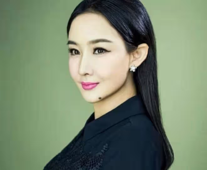 孫楠前妻買紅妹近照曝光!身穿黑裙盡顯曼妙身材,49歲活成少女