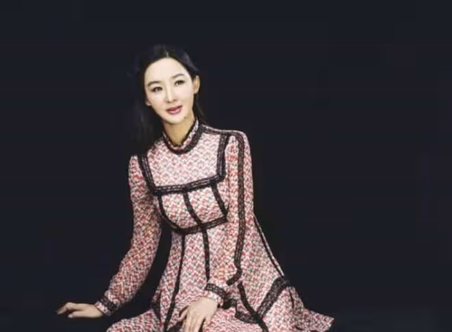 孫楠前妻買紅妹近照曝光!身穿黑裙盡顯曼妙身材,49歲活成少女