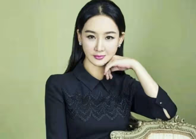 孫楠前妻買紅妹近照曝光!身穿黑裙盡顯曼妙身材,49歲活成少女