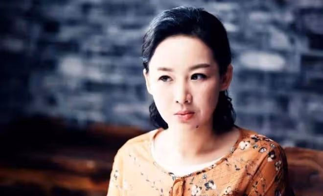 孫楠前妻買紅妹近照曝光！身穿黑裙盡顯曼妙身材，49歲活成少女