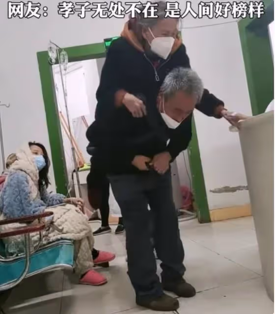 70歲男子背著年邁母親醫院看病 「走到哪背到哪」他跪下那一刻眾人淚崩,網贊:兒孝母長壽!