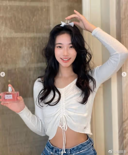 小S二女兒近照成熟升級,穿露背裝秀細腰長腿,濃妝艷抹不像15歲