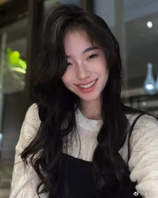 小S二女兒近照成熟升級,穿露背裝秀細腰長腿,濃妝艷抹不像15歲