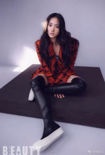 小S二女兒近照成熟升級,穿露背裝秀細腰長腿,濃妝艷抹不像15歲