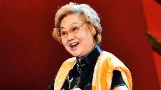 一出生就被扔掉，後被賣給人販子，丈夫也離她而去，一生無兒無女