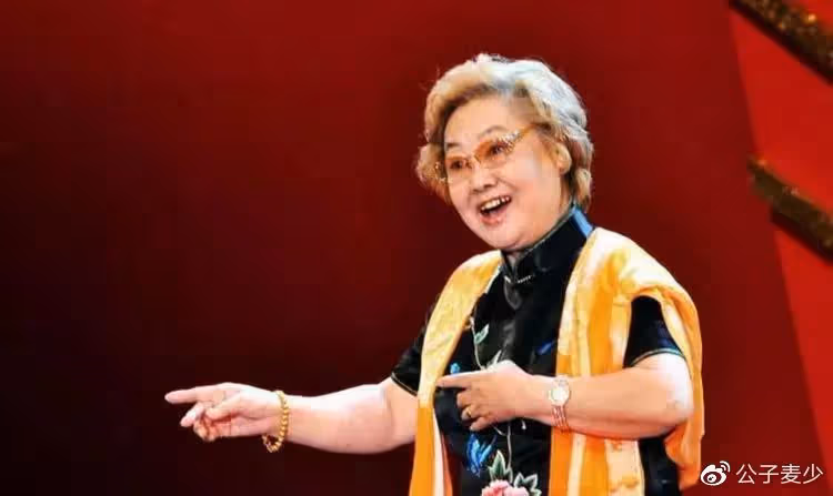 一出生就被扔掉,後被賣給人販子,丈夫也離她而去,一生無兒無女