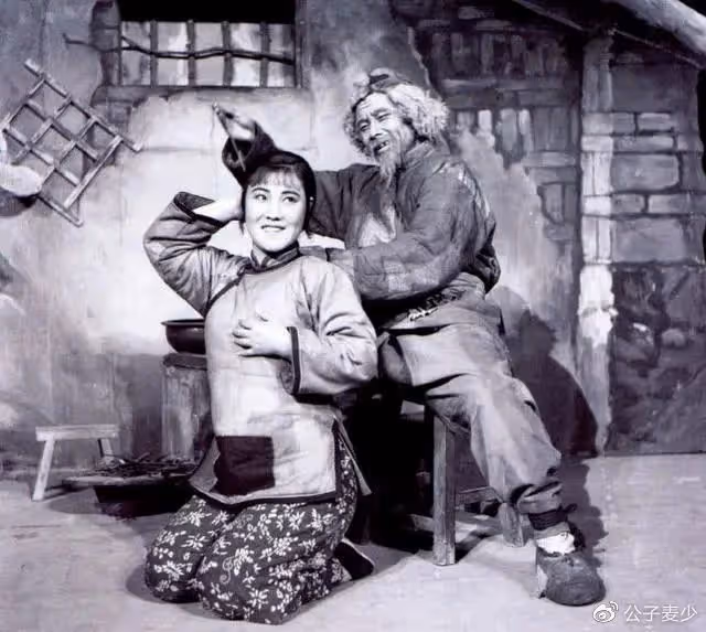 一出生就被扔掉,後被賣給人販子,丈夫也離她而去,一生無兒無女
