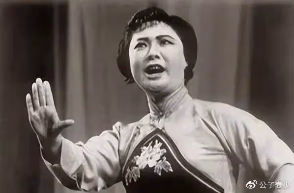 一出生就被扔掉,後被賣給人販子,丈夫也離她而去,一生無兒無女