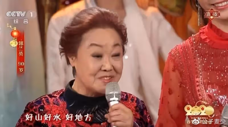 一出生就被扔掉,後被賣給人販子,丈夫也離她而去,一生無兒無女