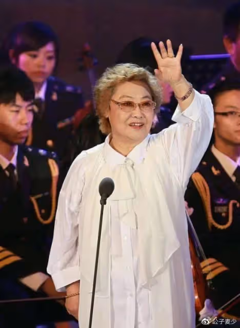 一出生就被扔掉,後被賣給人販子,丈夫也離她而去,一生無兒無女