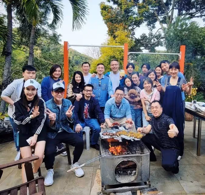 劉心悠與新婚丈夫合體現身，穿寬鬆背帶褲孕味十足，曾被誤傳Les